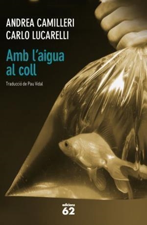 AMB L'AIGUA AL COLL | 9788429768756 | CAMILLERI,ANDREA/LUCARELLI,CARLO | Libreria Geli - Librería Online de Girona - Comprar libros en catalán y castellano