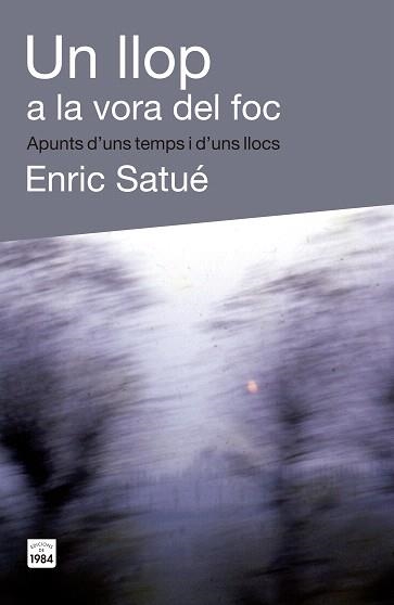 UN LLOP A LA VORA DEL FOC.APUNTS D'UNS TEMPS I D'UNS LLOCS | 9788415835400 | SATUÉ,ENRIC | Llibreria Geli - Llibreria Online de Girona - Comprar llibres en català i castellà