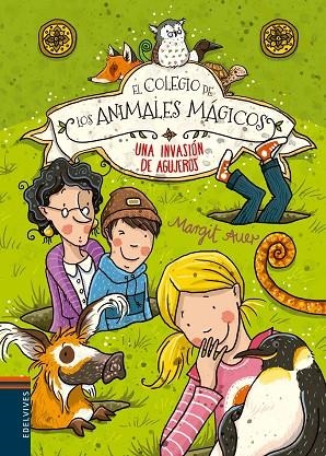 EL COLEGIO DE LOS ANIMALES MÁGICOS ,UNA ENVASIÓN DE AGUJEROS | 9788426398499 | AUER,MARGIT | Libreria Geli - Librería Online de Girona - Comprar libros en catalán y castellano